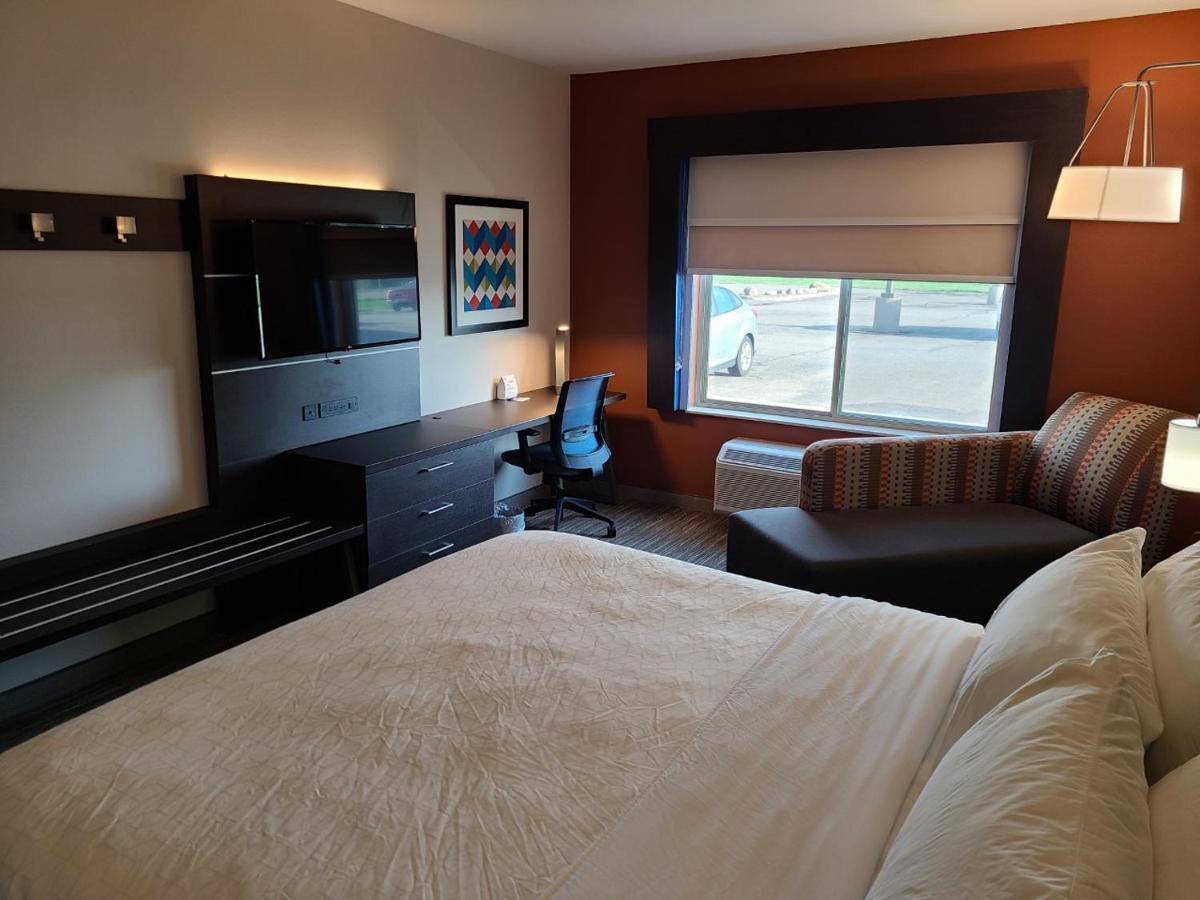 Holiday Inn Express Hotel & Suites Sheldon By Ihg Exterior photo