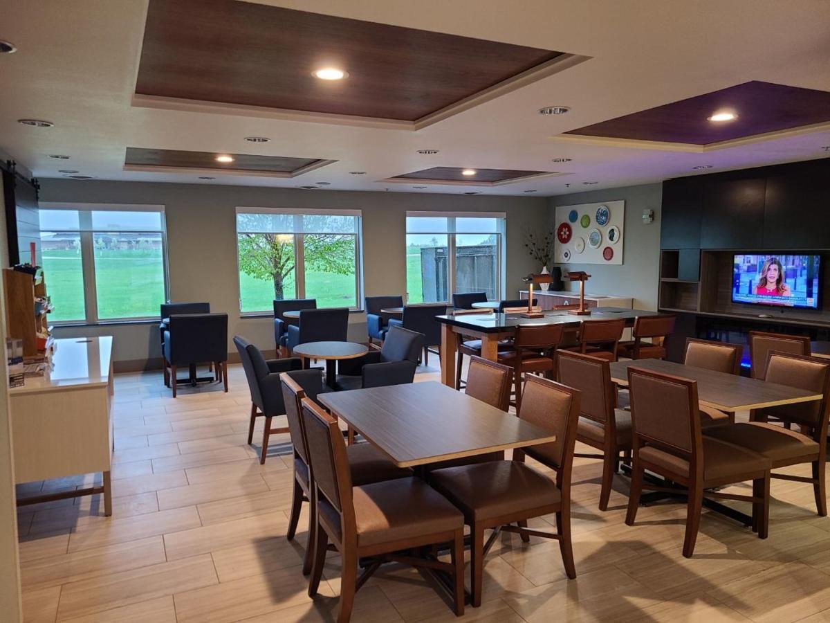 Holiday Inn Express Hotel & Suites Sheldon By Ihg Exterior photo